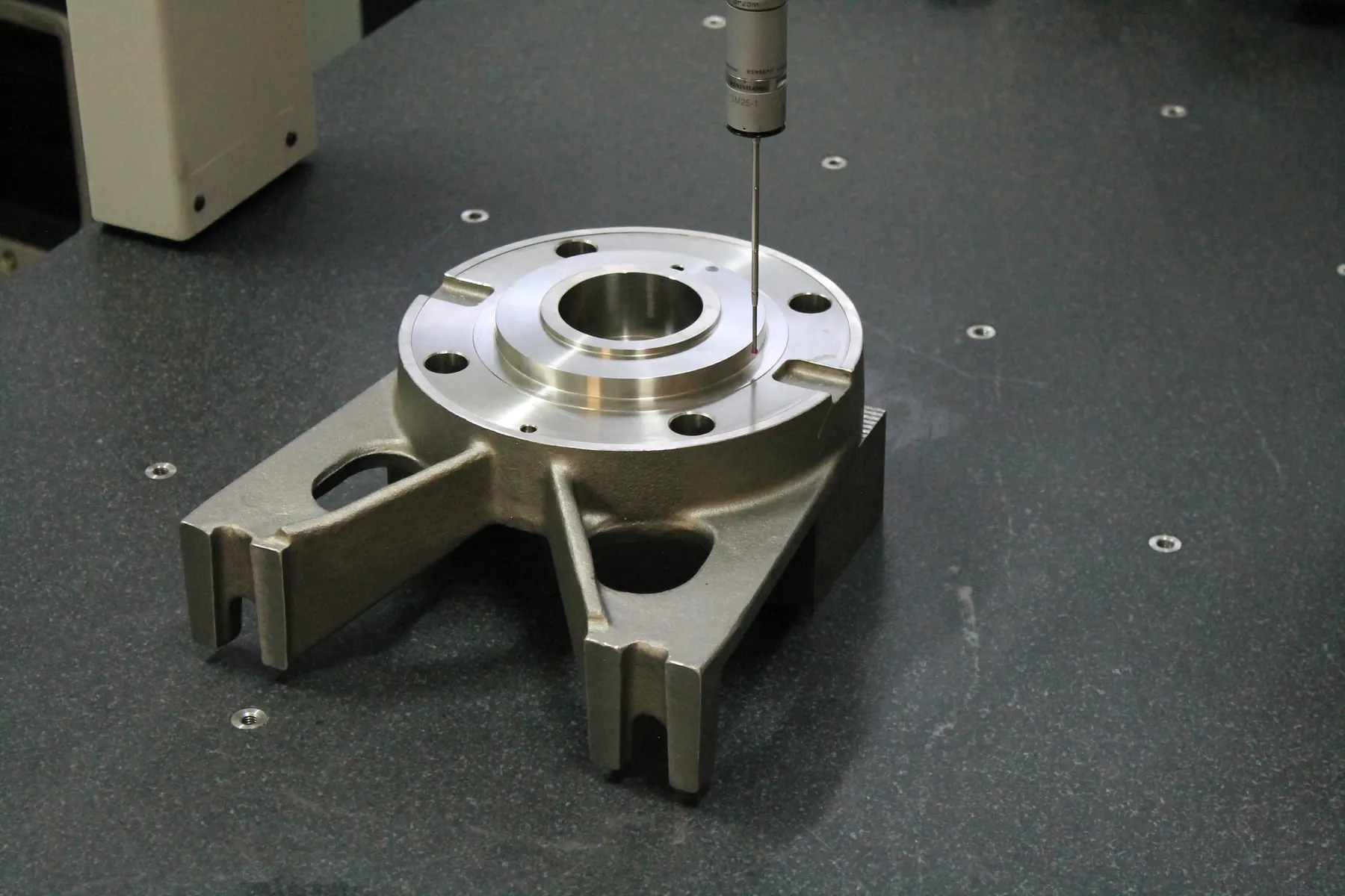Machine à mesurer tridimensionnelle en contrôle d'une pièce